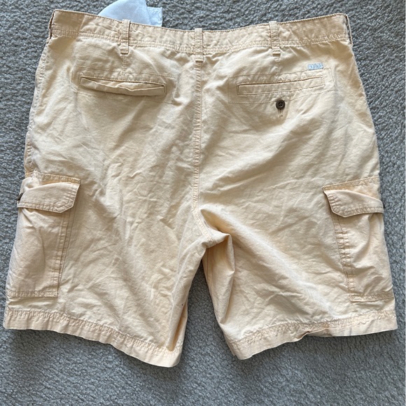 IZOD Men’s Yellow Cargo Shorts Size 40 - Picture 2 of 5